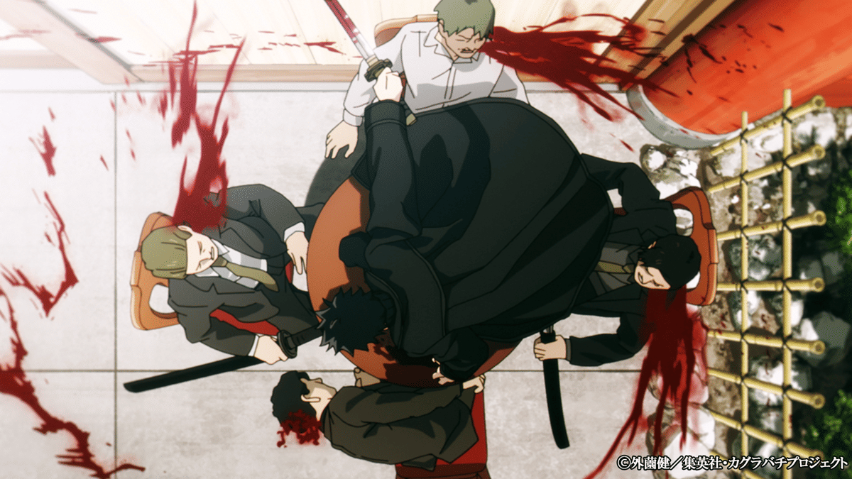 Adegan pertarungan intens dalam anime Kagurabachi menampilkan karakter bersenjata pedang di ruangan dengan darah berceceran di lantai.