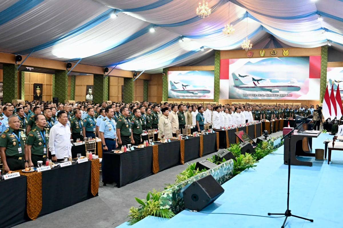 Presiden Prabowo Subianto memberikan taklimat kepada para Komandan Satuan TNI Tahun 2026 dalam sebuah acara yang digelar di Universitas Pert
