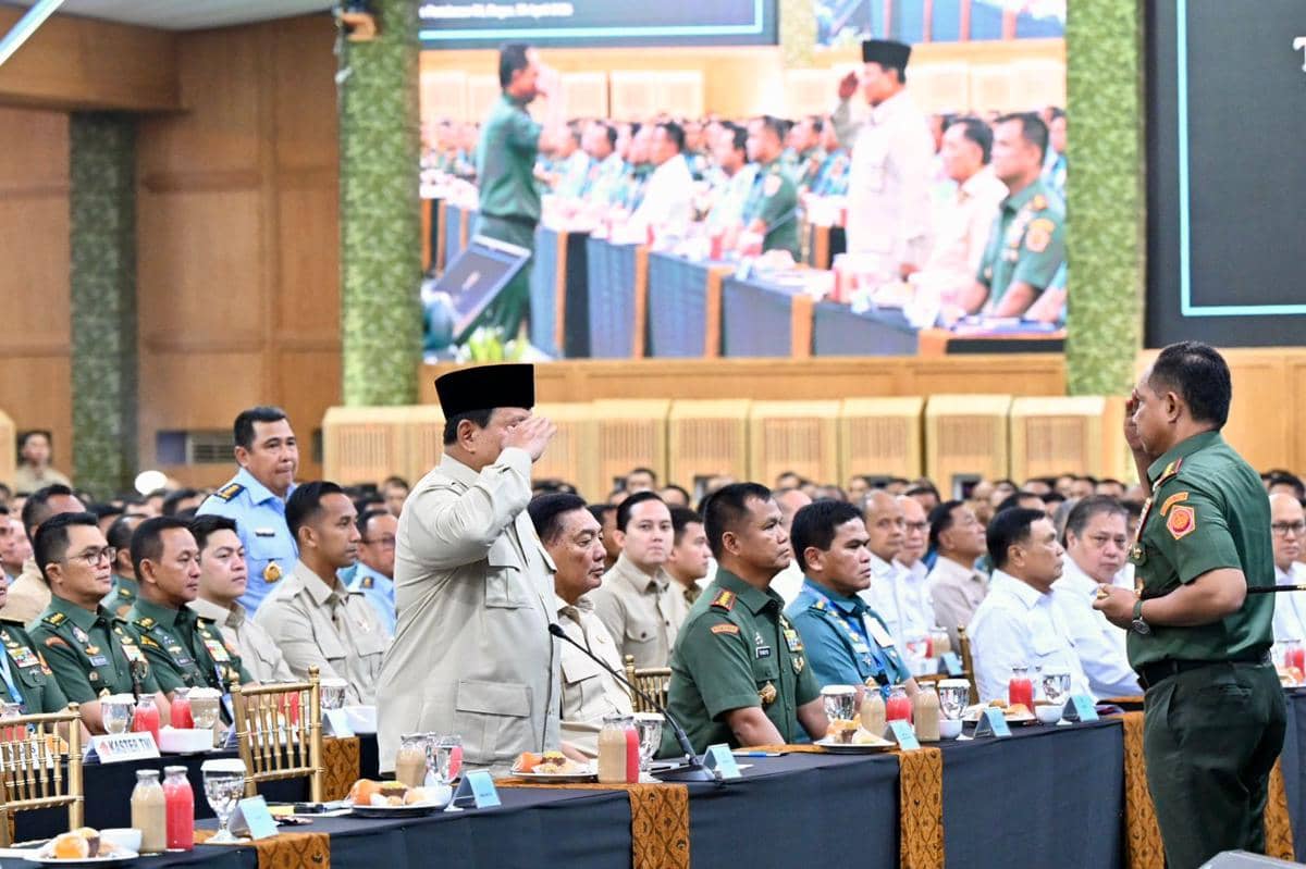 Presiden Prabowo Subianto memberikan taklimat kepada para Komandan Satuan TNI Tahun 2026 dalam sebuah acara yang digelar di Universitas Pert