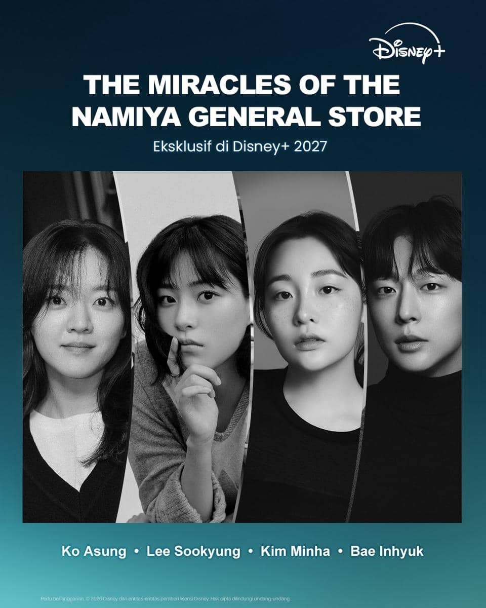 Poster drama The Miracles of the Namiya General Store di Disney+ menampilkan empat pemeran utama dengan latar desain hitam putih elegan.