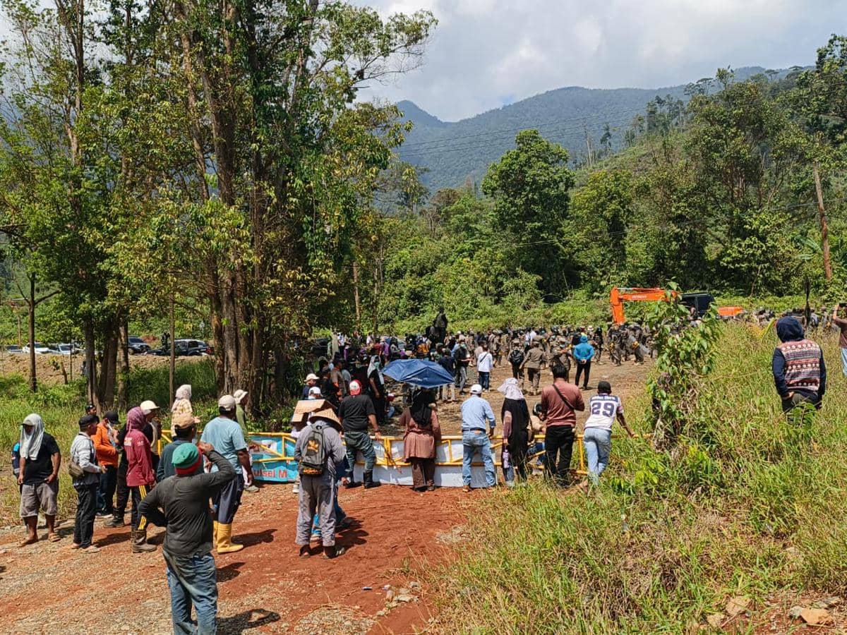 Para petani Laoli di Luwu Timur, Sulawesi Selatan, saat berupaya mempertahankan lahan yang digusur oleh pemerintah setempat, Rabu (29/4/2026