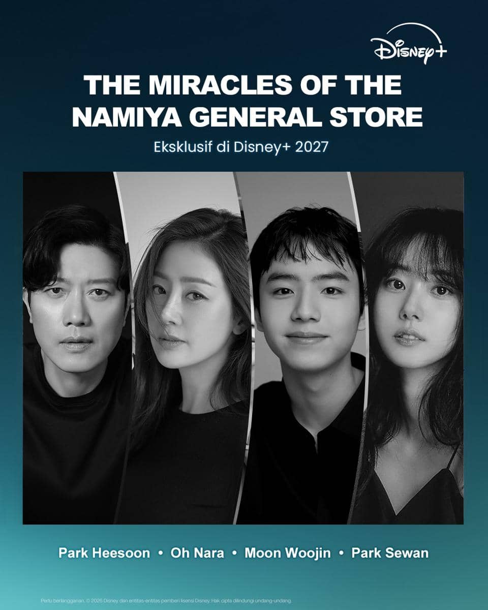 Poster drama The Miracles of the Namiya General Store di Disney+ menampilkan empat pemeran utama dalam potret hitam putih.
