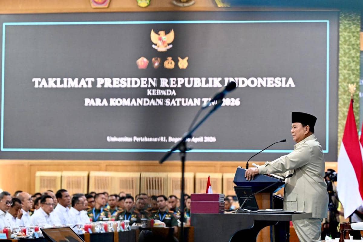 Presiden Prabowo Subianto memberikan taklimat kepada para Komandan Satuan TNI Tahun 2026 dalam sebuah acara yang digelar di Universitas Pert