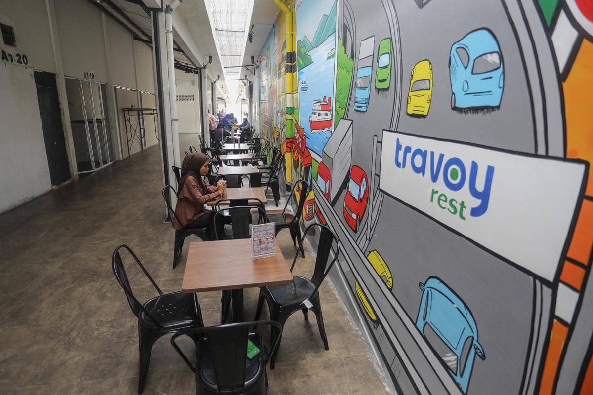 Banyak Jajanan dan Coffee Shop, Pengendara Enggan Beranjak dari Rest Area 65A