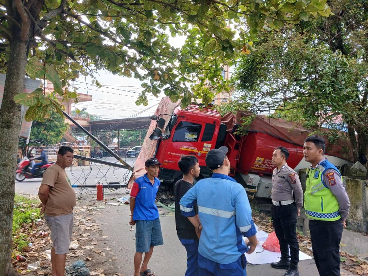 Truk Pengangkut BBM Tabrak Tiang dan Tembok TPU, Evakuasi Lambat Sulut Kemarahan