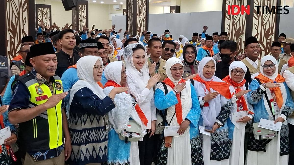 Gubernur Maluku Utara, Sherly Tjoanda, saat mengunjungi jemaah calon haji (JCH) asal daerahnya, saat memantau langsung fasilitas di Asrama H