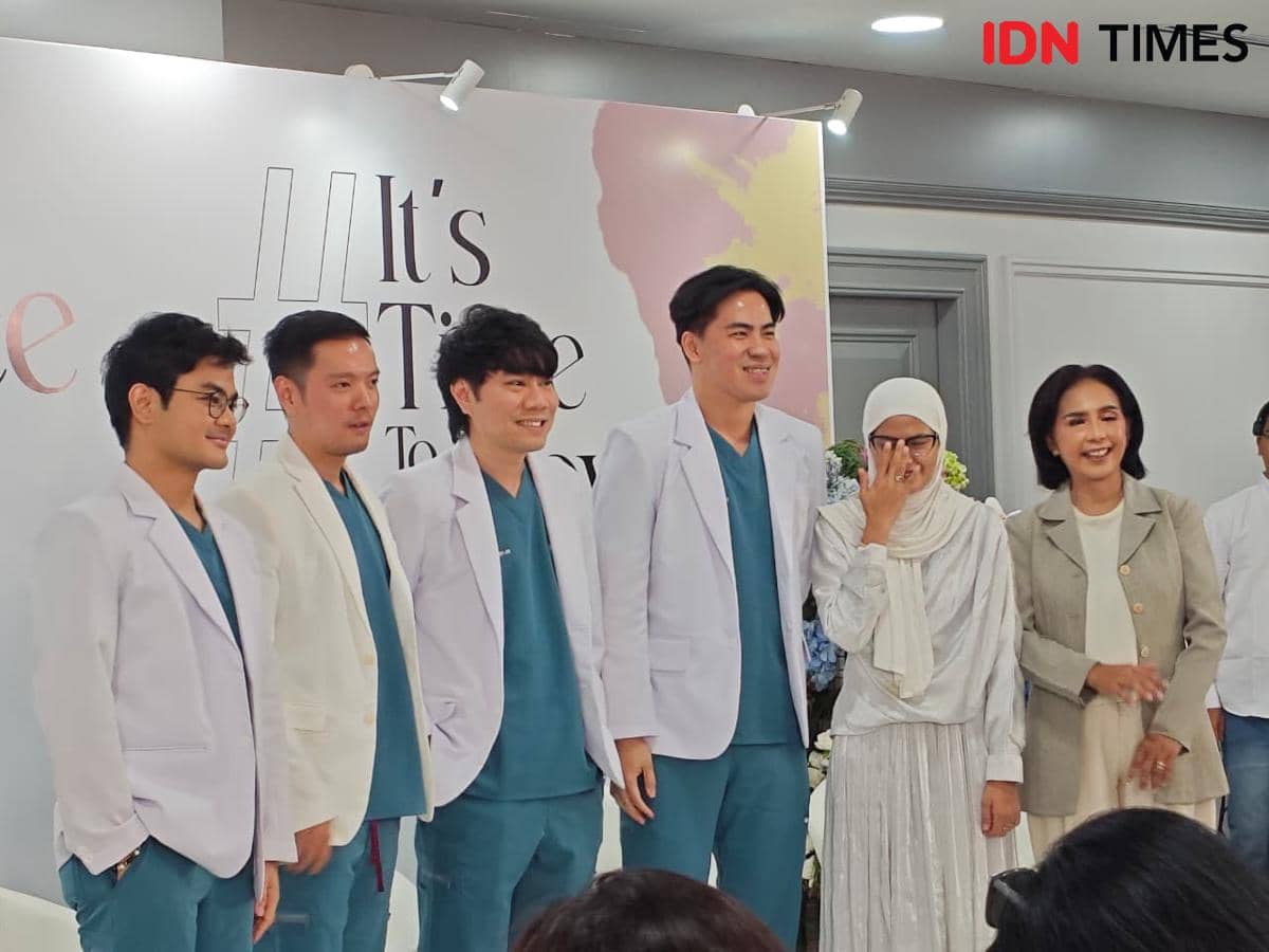 Deretan dokter spesialis Kalyce pada Grand Opening Kalyce Aesthetic Clinic di RS Tria Dipa, Rabu (29/4/2026). (IDN Times/Febriyanti Revitasa