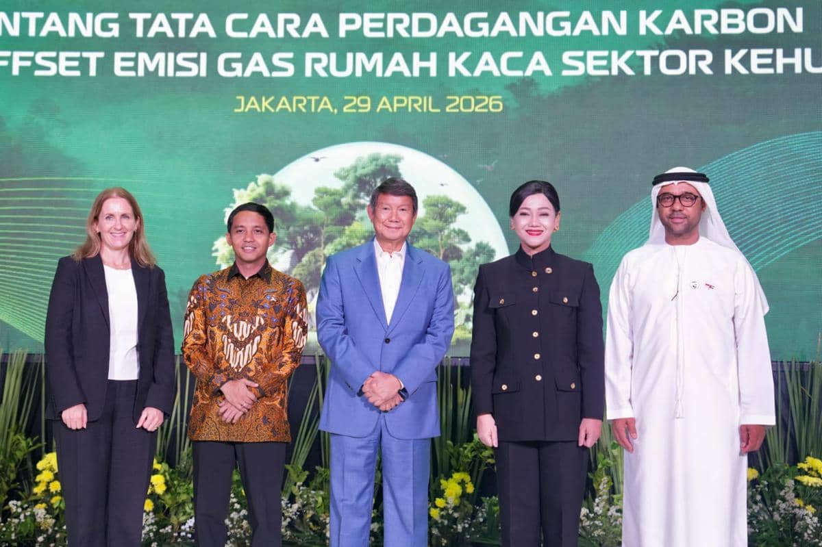 Lima perwakilan dari berbagai negara berpose bersama dalam acara sosialisasi Permenhut Nomor 6 Tahun 2026 tentang perdagangan karbon di Jakarta.