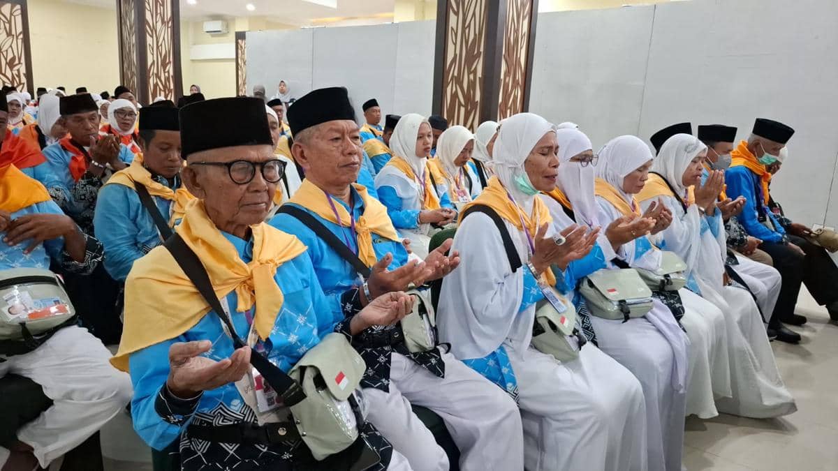 Jemaah calon haji asal Maluku Utara saat berada di Asrama Haji Sudiang Makassar, Kamis (30/4/2026). IDN Times/Darsil Yahya