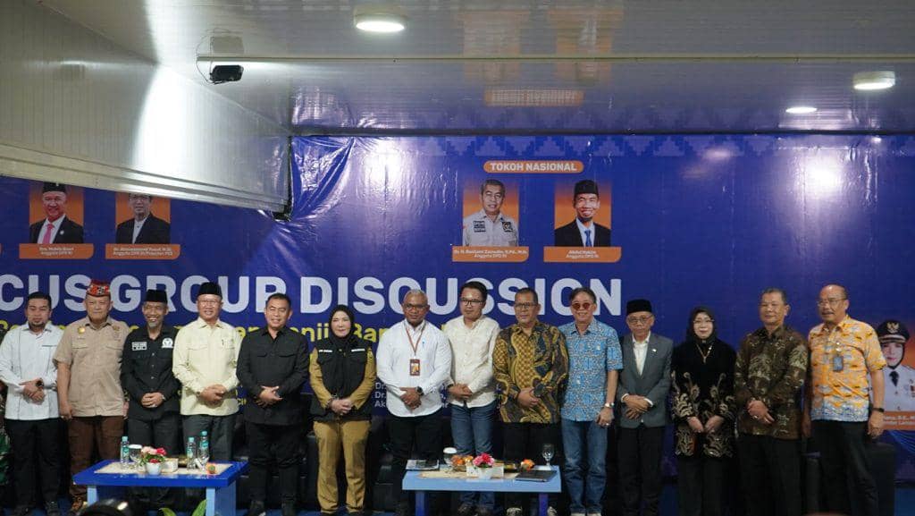Sejumlah peserta dan narasumber berfoto bersama dalam Forum Group Discussion Roadmap Penanganan Banjir Bandar Lampung di Kampus IBI Darmajaya.