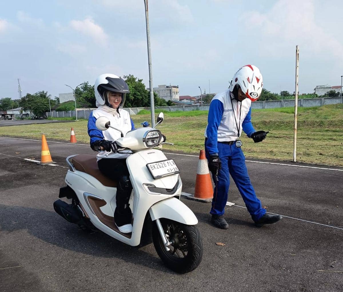 Berkendara Lebih Tenang, Ini Tips Safety Riding untuk Pengendara Wanita