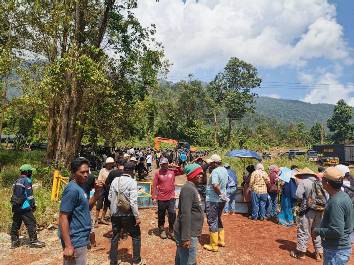 Para petani Laoli di Luwu Timur, Sulawesi Selatan, saat berupaya mempertahankan lahan yang digusur oleh pemerintah setempat, Rabu (29/4/2026
