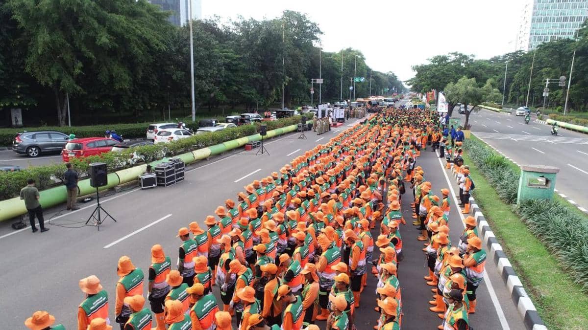 Petugas DLH DKI Jakarta