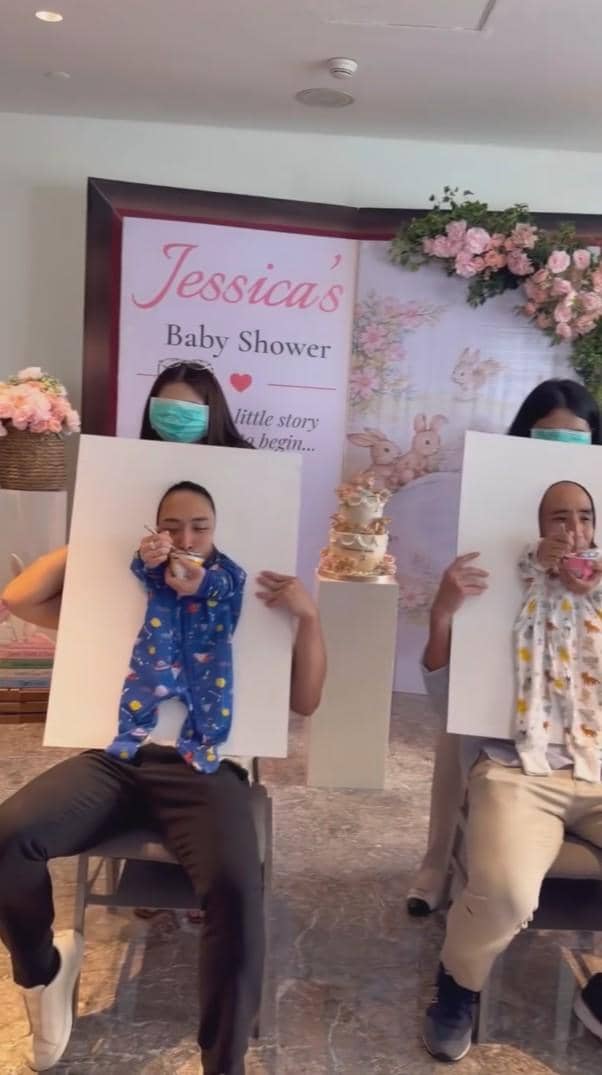 Suasana acara baby shower Jessica Tanoe dengan dekorasi bunga dan permainan lucu, menampilkan tamu mengenakan kostum bayi.