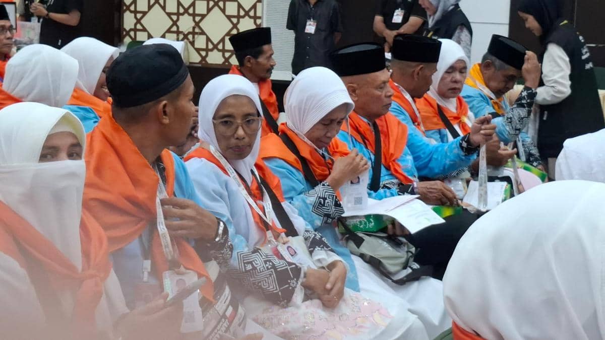 Jemaah haji kelompok terbang (kloter 13) asal Maluku Utara tiba di Asrama Haji Sudiang, Makassar, Rabu (29/4/2025). (IDN Times/Darsil Yahya)