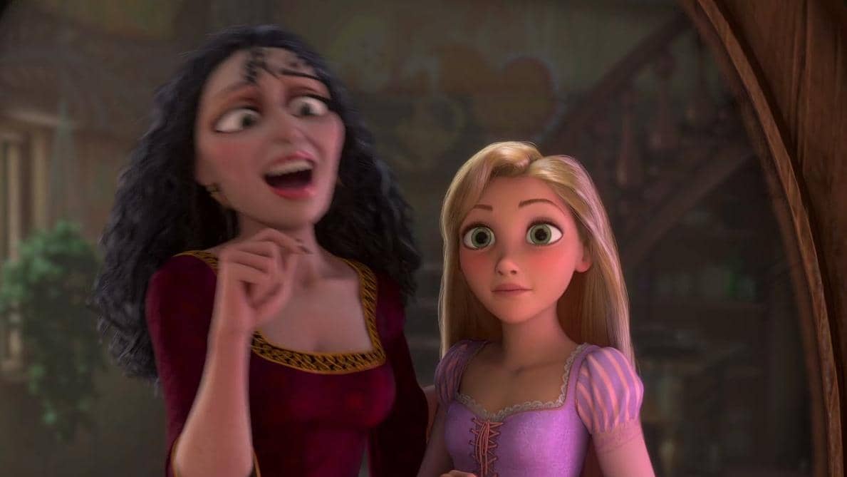 Dua karakter animasi dari film Tangled berdiri berdampingan di dalam ruangan, satu berambut hitam panjang dan satu berambut pirang panjang.