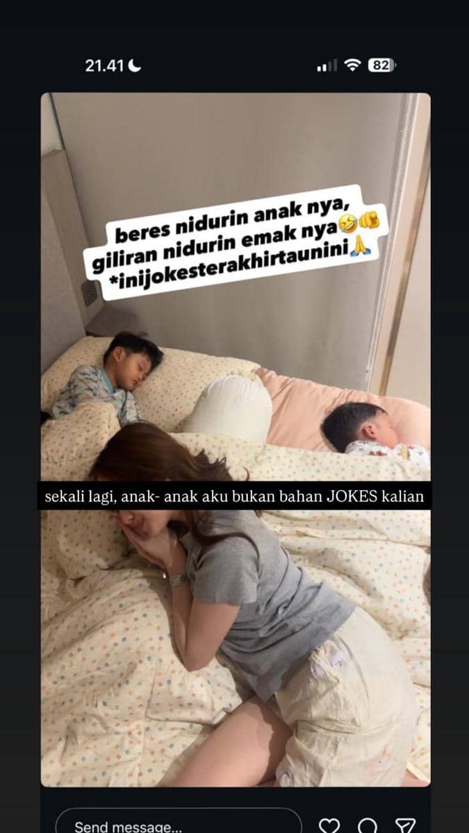 Seorang perempuan berbaring di tempat tidur bersama dua anak kecil yang sedang tidur, dengan tulisan tangkapan layar di atasnya.