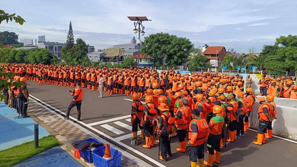 Petugas DLH DKI Jakarta