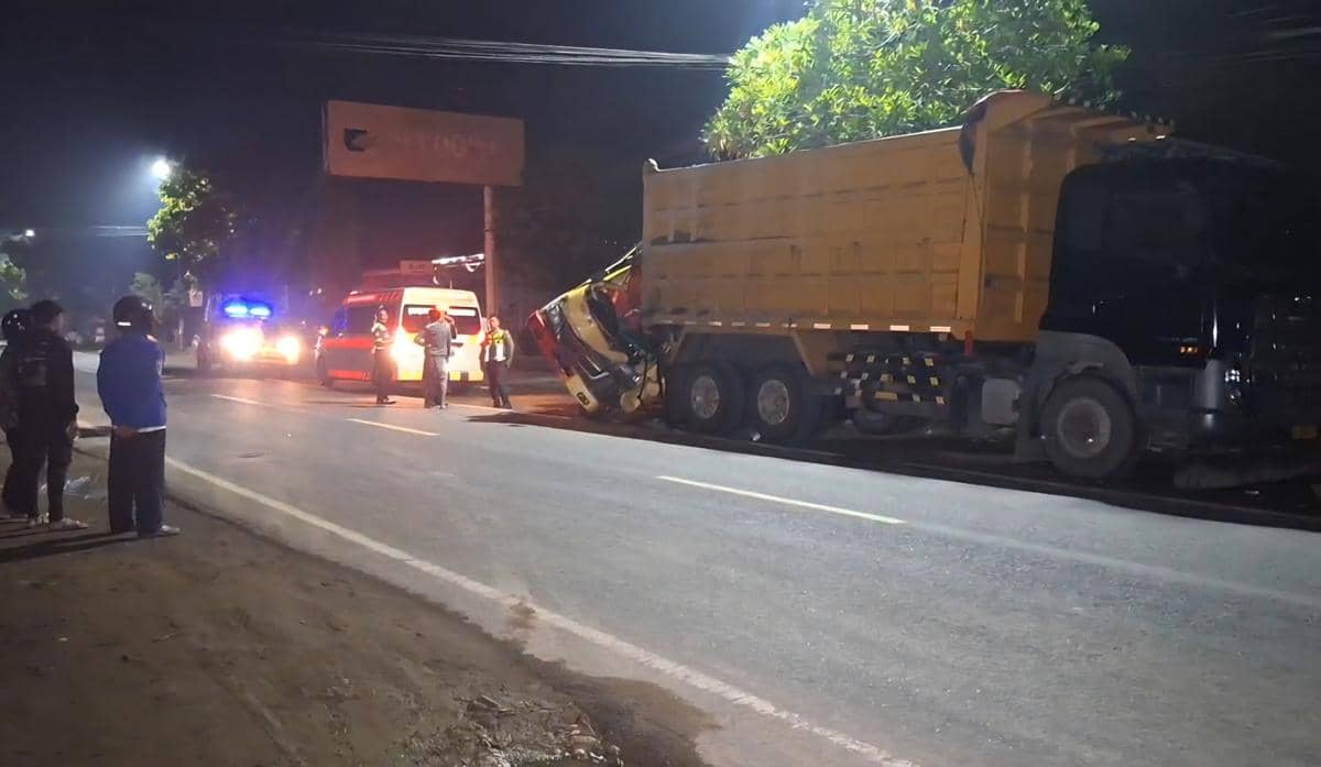 Diduga Ngantuk, Truk Kayu Tabrak Tronton Parkir, 1 Tewas