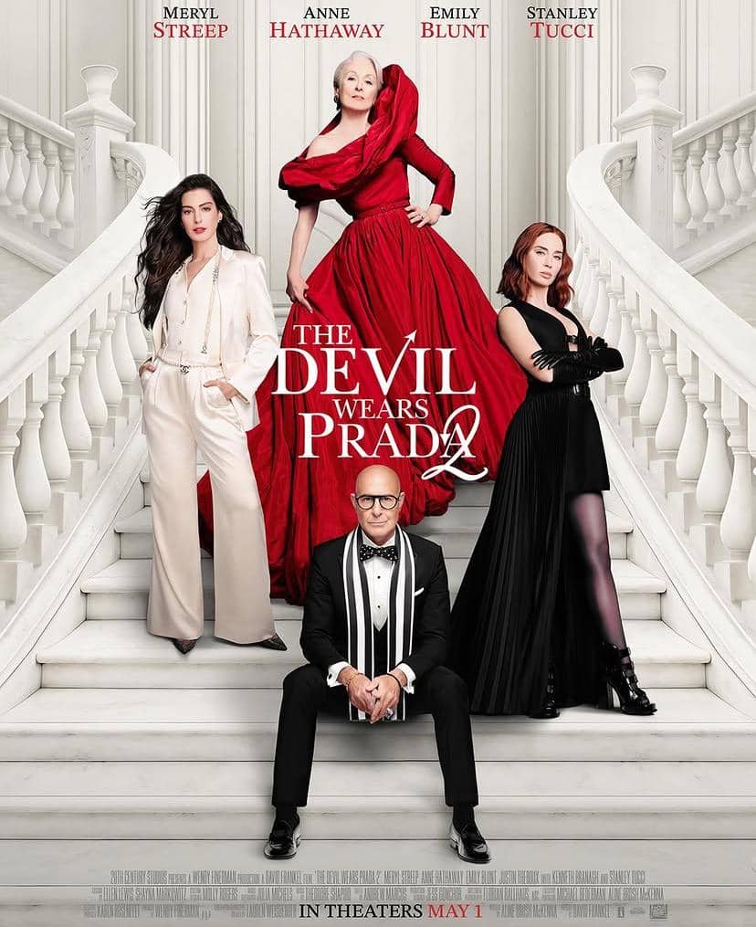 Poster film The Devil Wears Prada 2 menampilkan empat karakter utama berdiri dan duduk di tangga megah dengan busana elegan.
