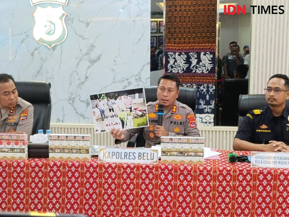 Kapolres Belu bersama pejabat Bea Cukai memberikan keterangan pers mengenai pengungkapan peredaran rokok palsu di Belu, Nusa Tenggara Timur.