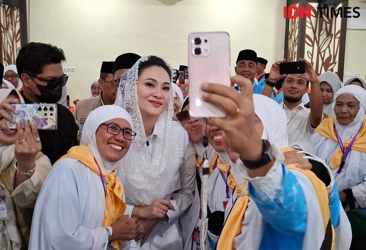 Gubernur Maluku Utara, Sherly Tjoanda, saat mengunjungi jemaah calon haji (JCH) asal daerahnya, saat memantau langsung fasilitas di Asrama H