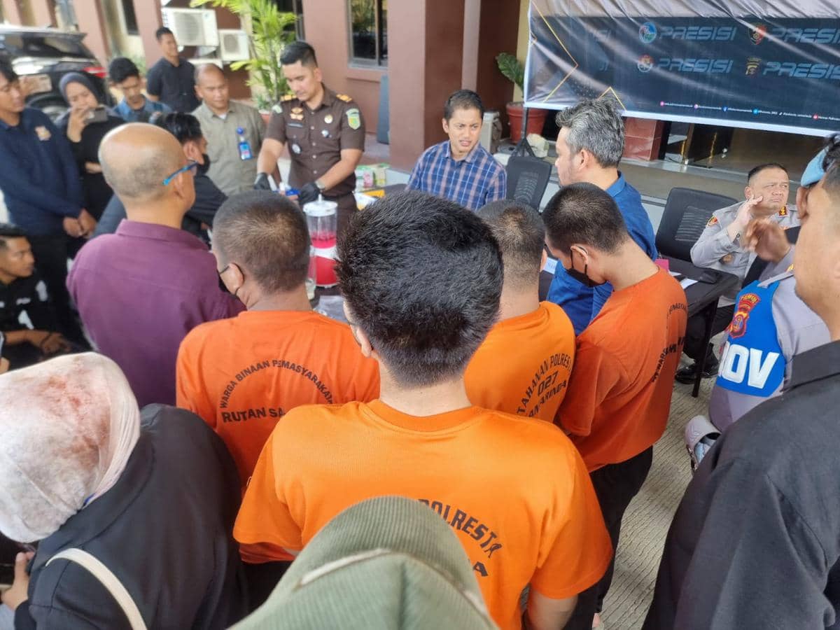 Empat dari tiga belas tersangka penangkapan tindak pidana pengedaran narkoba.
