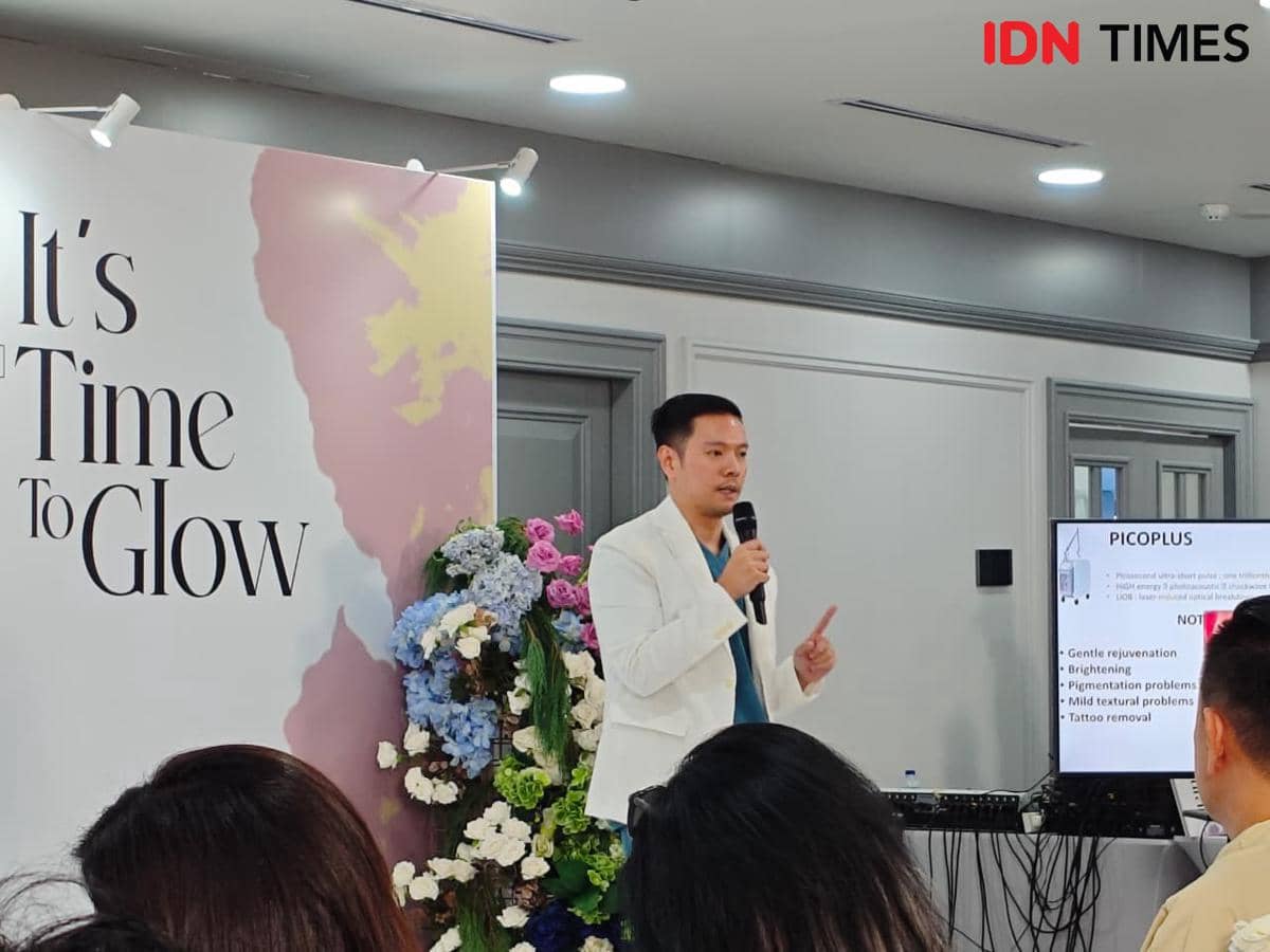 dr Reeza Edward, Sp.DVE menjelaskan tentang layanan PICOPLUS di Kalyce pada Grand Opening Kalyce Aesthetic Clinic di RS Tria Dipa, Rabu (29/