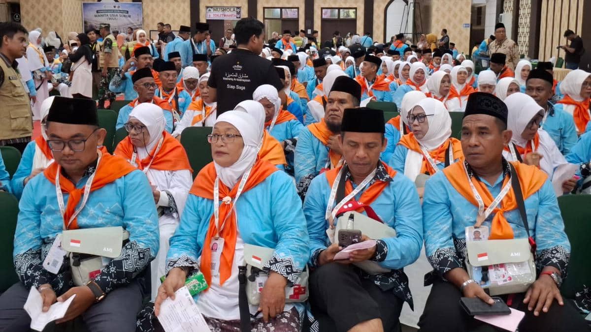 Jemaah haji kelompok terbang (kloter 13) asal Maluku Utara tiba di Asrama Haji Sudiang, Makassar, Rabu (29/4/2025). (IDN Times/Darsil Yahya)