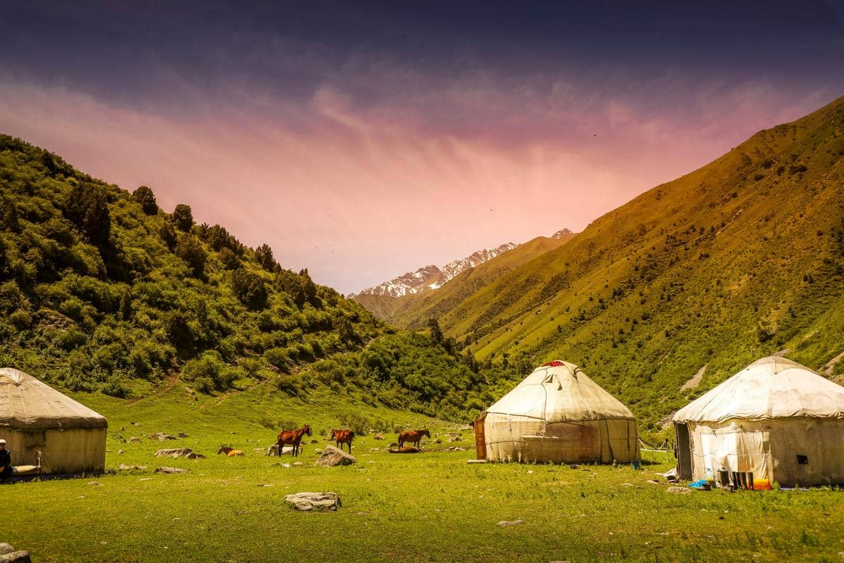 rumah tradisional yurt dan kuda mencerminkan kehidupan nomaden masyarakat Kyrgyz yang menjadi bagian dari asal-usul nama Bishkek.