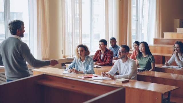 dosen mengisi kuliah di kelas
