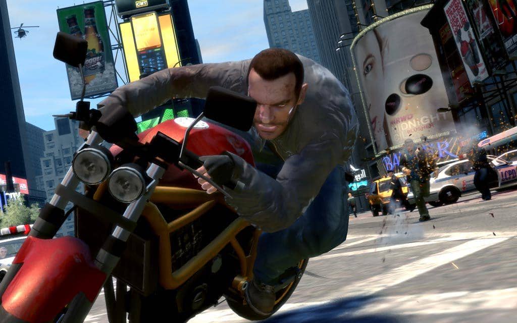 Karakter utama Grand Theft Auto IV mengendarai motor di tengah kota dengan latar gedung tinggi dan kendaraan di jalanan.