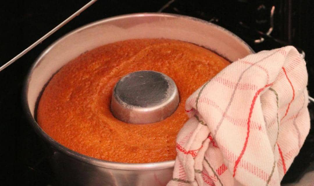 ilustrasi mengeluarkan kue dari oven
