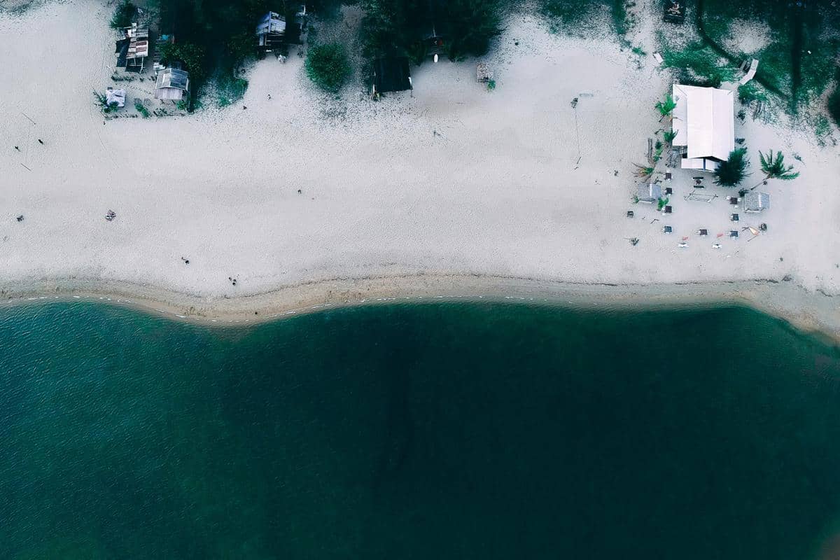 ilustrasi pantai cantik 