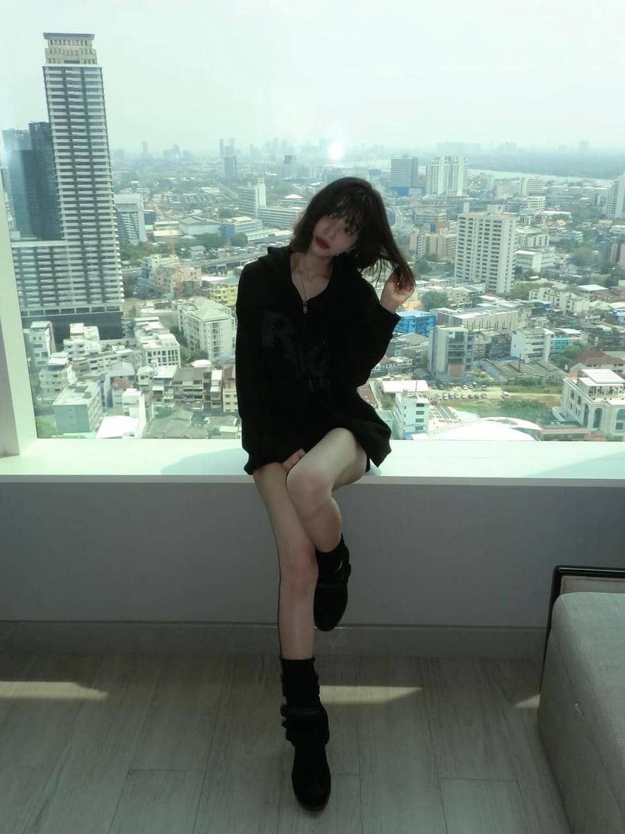 inspirasi gaya kasual pakai boots ala Joy Red Velvet