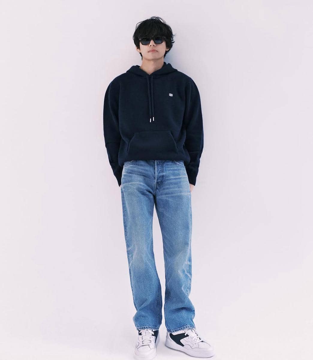 gaya kasual effortless ala V BTS