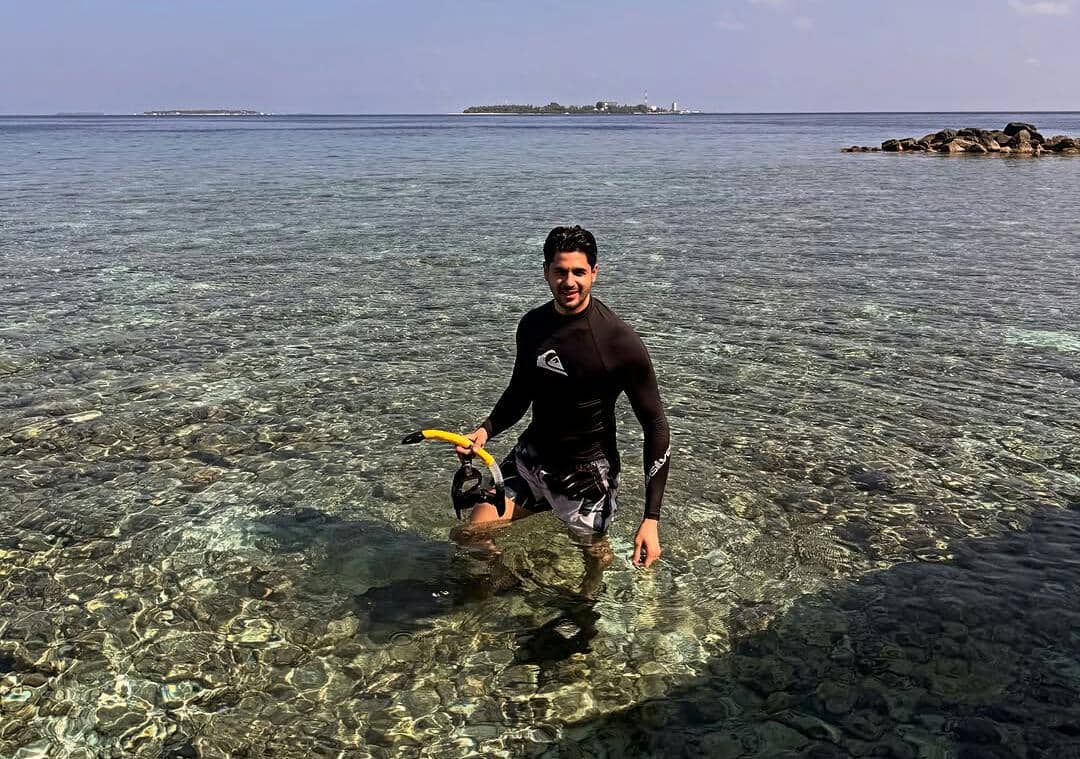 9 Potret Sidharth Malhotra Liburan di Maldives Bareng Kiara Advani