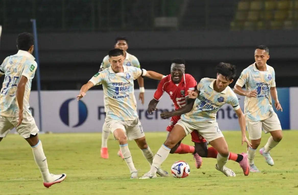 Sejumlah pemain PSPS saat merebut bola dari pemain FC Bekasi City