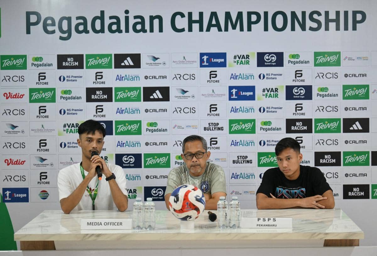 Pelatih PSPS Aji Santoso (tengah) bersama pemainnya Reza Kusuma saat pre match press conference