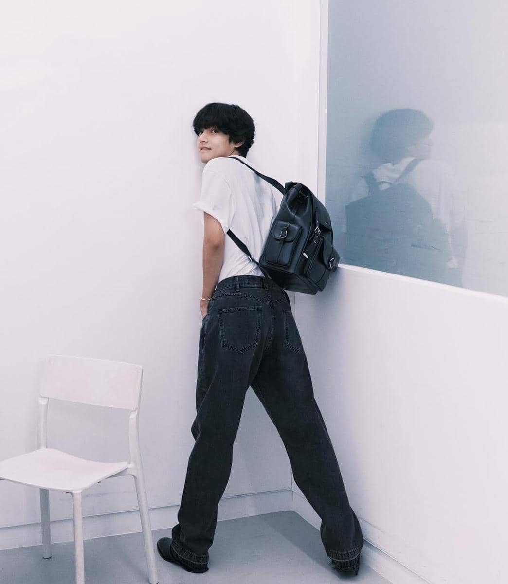 gaya kasual effortless ala V BTS