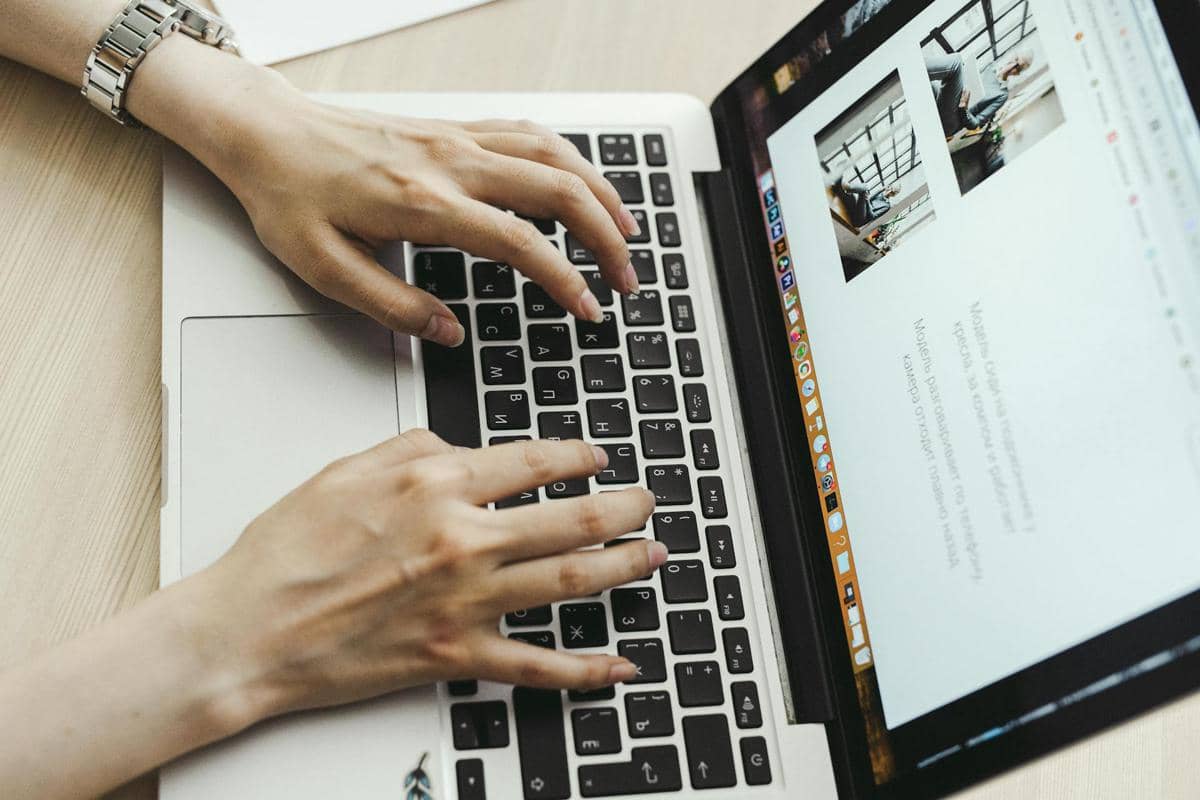 Ilustrasi blogging.