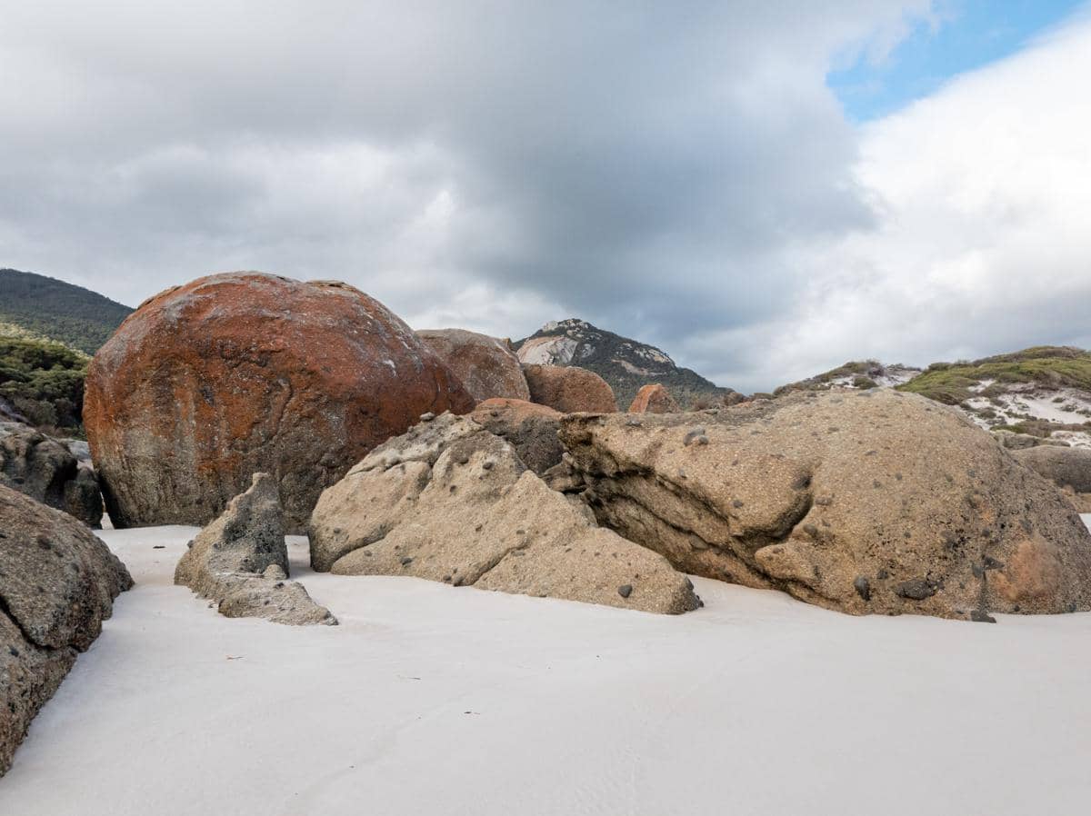 pasir kuarsa di Squeaky Beach menghasilkan suara saat diinjak.