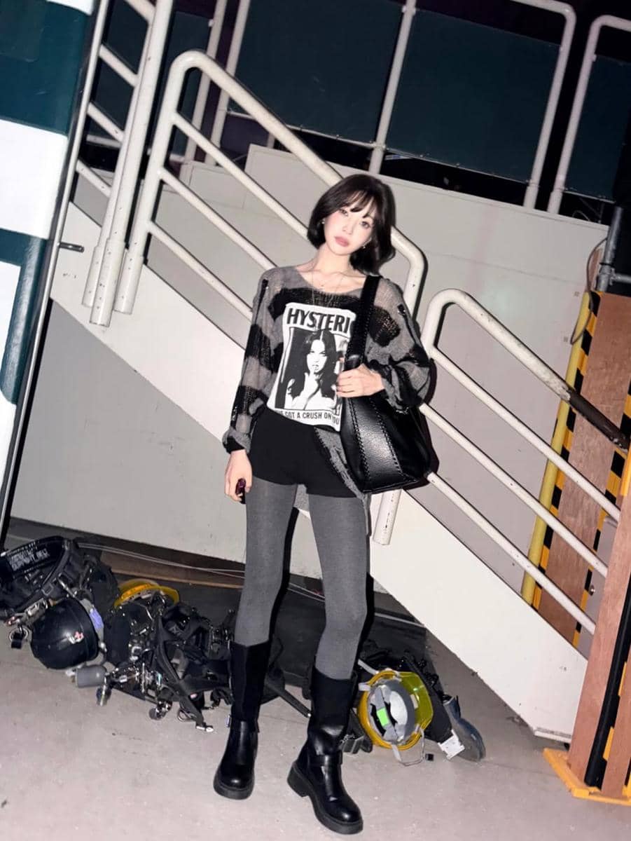 inspirasi gaya kasual pakai boots ala Joy Red Velvet