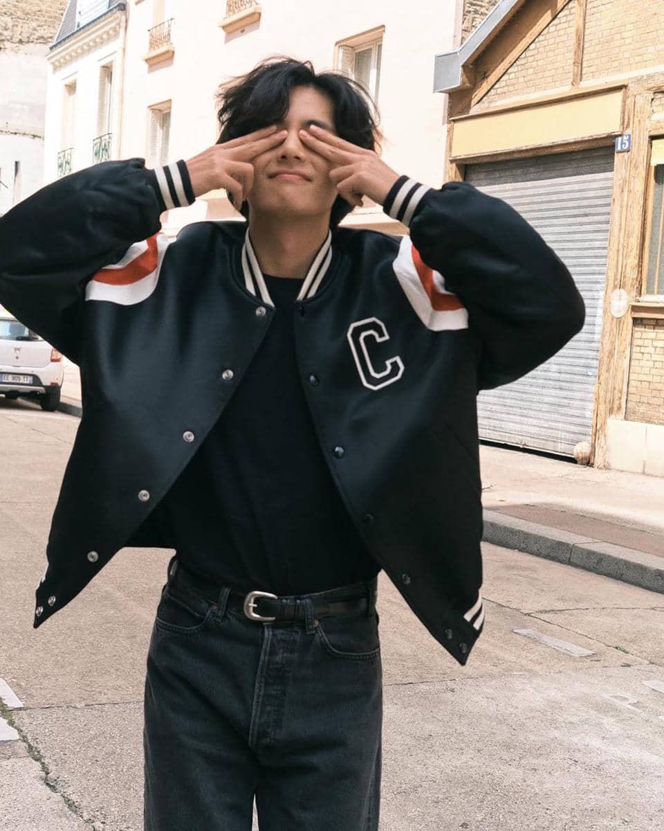 gaya kasual effortless ala V BTS