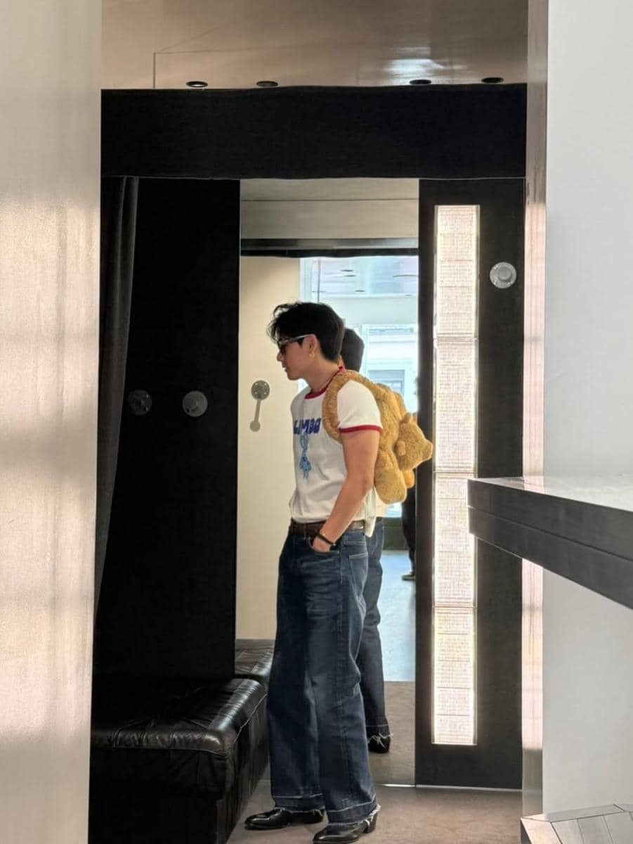 gaya kasual effortless ala V BTS