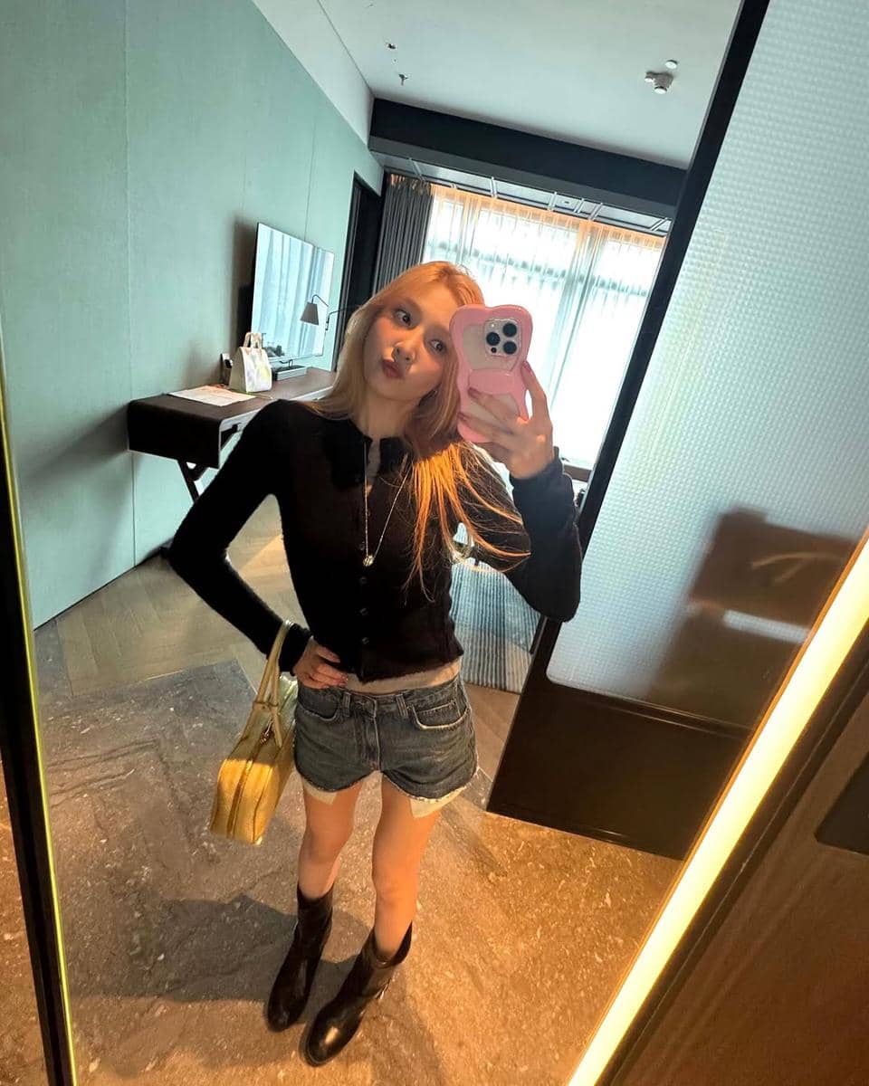inspirasi gaya kasual pakai boots ala Joy Red Velvet