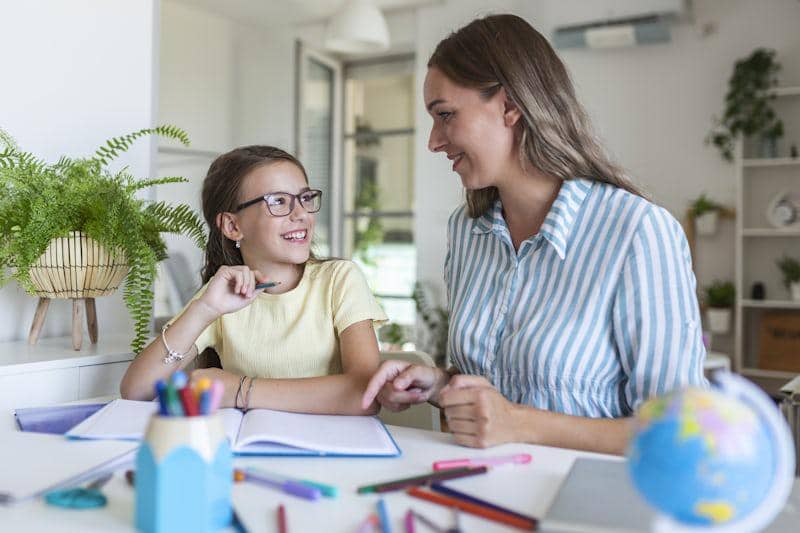 5 Cara Tetap Terhubung dengan Anak di Sekolah meski Kamu Kerja