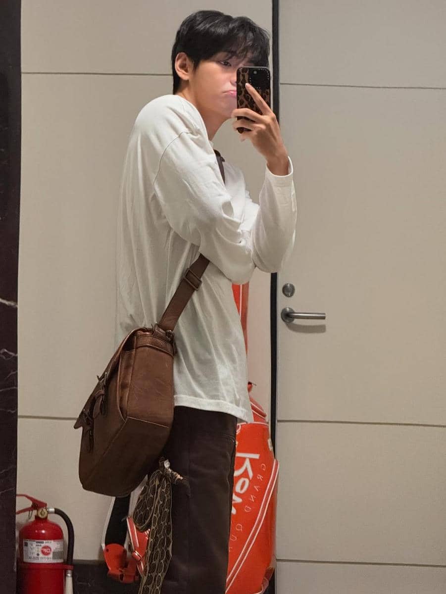 gaya kasual effortless ala V BTS