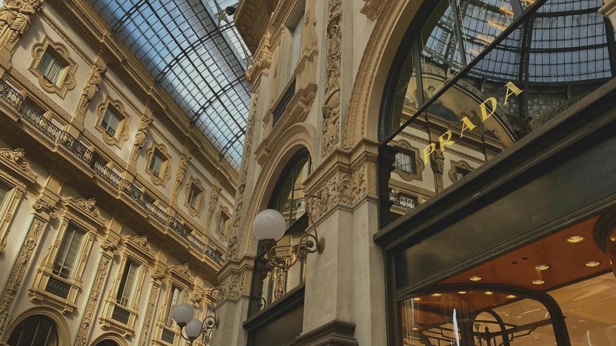 Butik Prada yang terletak di dalam Galleria Vittorio Emanuele II di Milan, Italia.