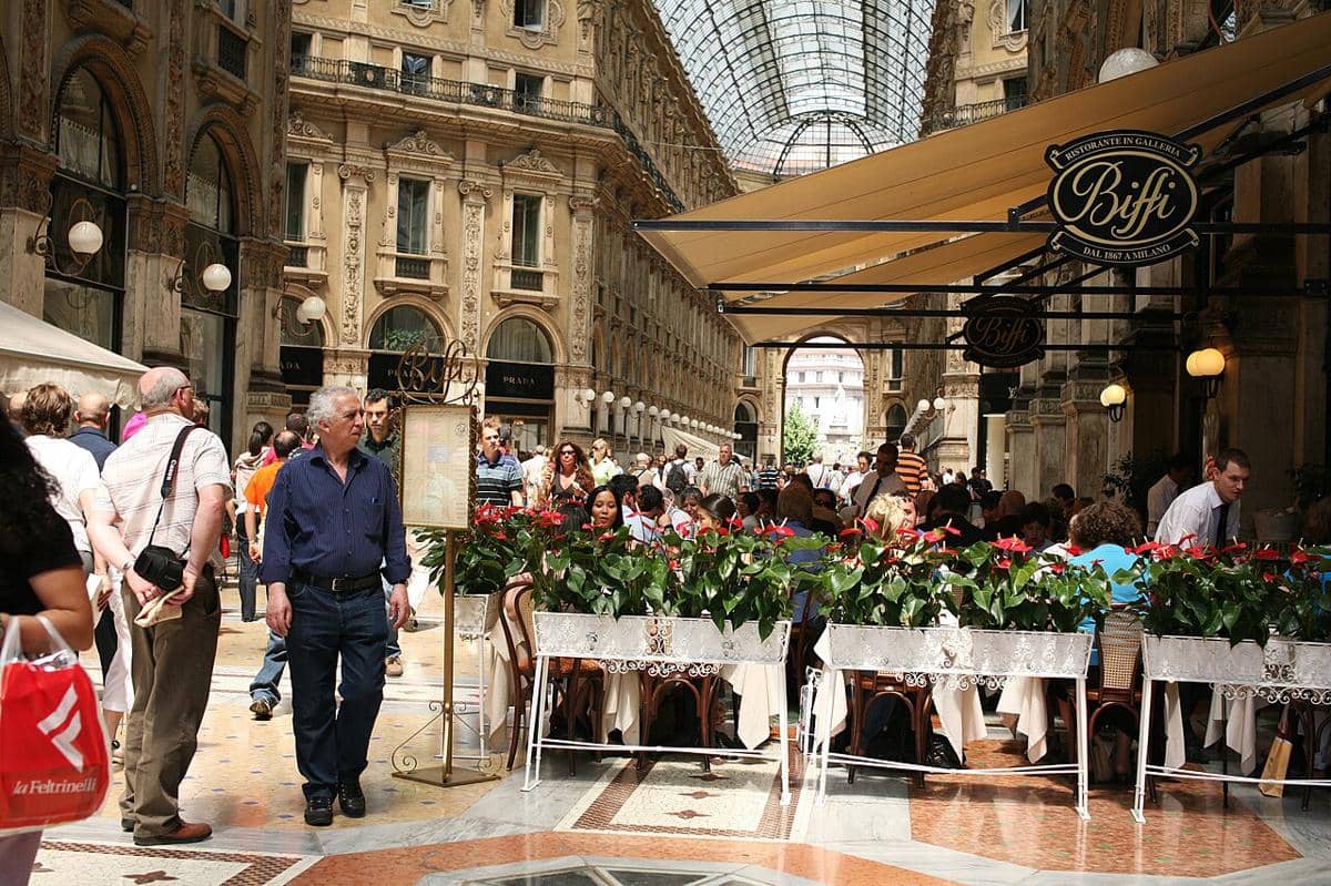 Biffi Caffè, sebuah restoran bersejarah yang terletak di Galleria Vittorio Emanuele II di Milan, Italia.